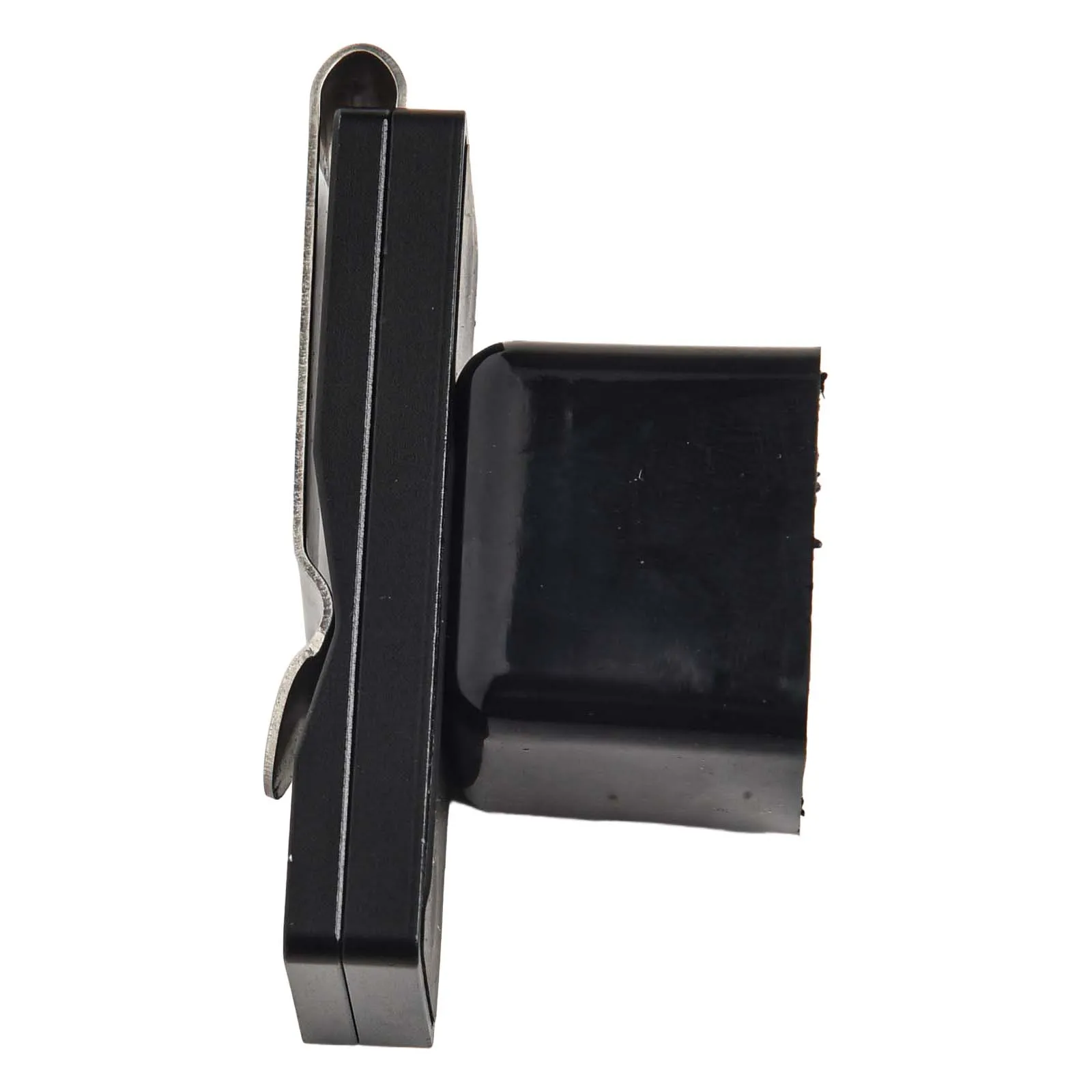 

Аксессуары для бильярда: легкий держатель для мела, износостойкий материал, удобное решение для переноски.