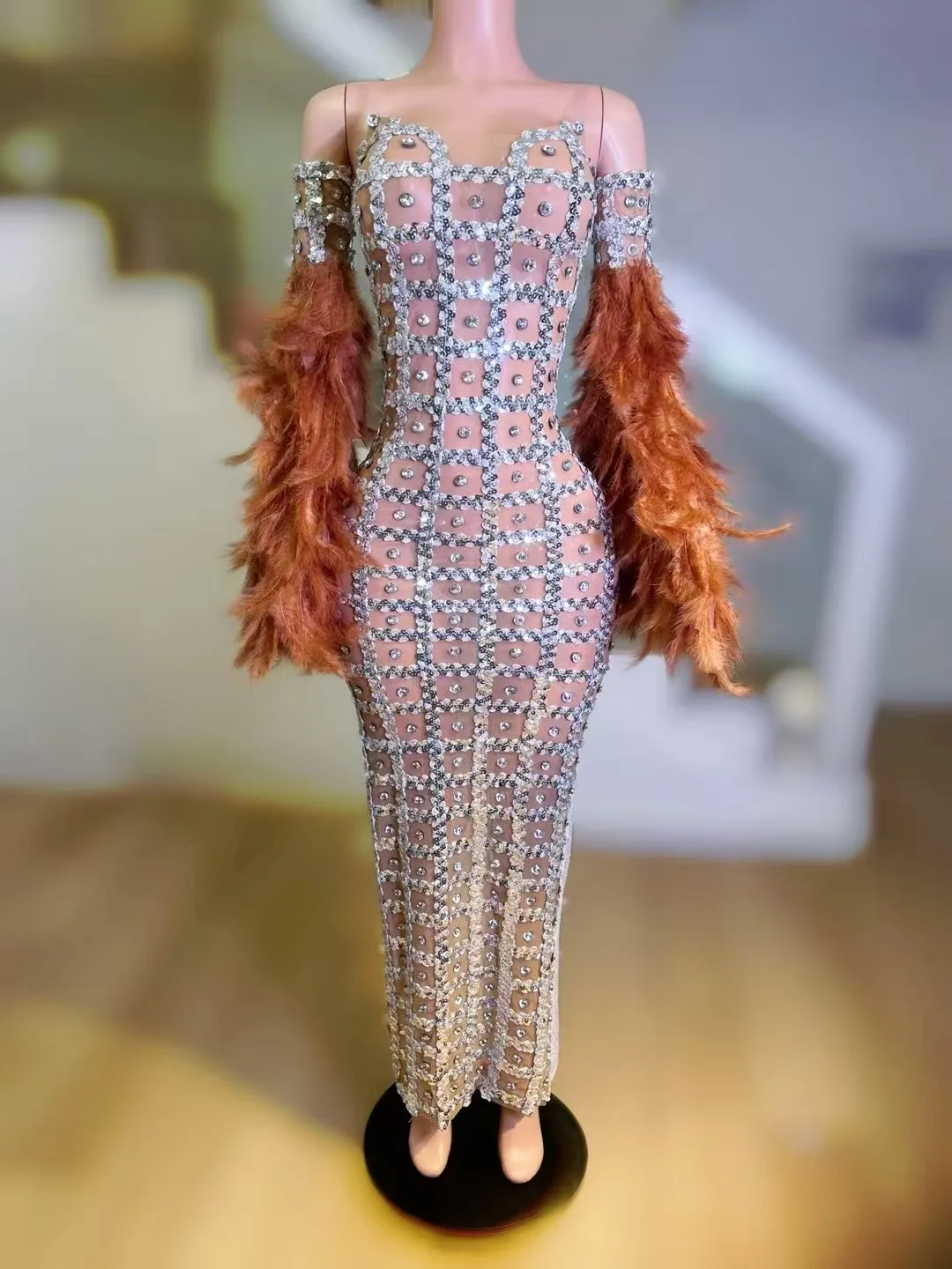 Robe longue glamour en strass transparent avec manches en plumes - Épaules dénudées, design en cristal scintillant pour soirée gala