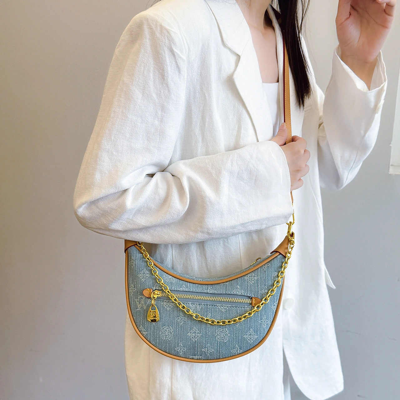 

Stylish Minimalist Unique Leather Clutch Bag for Women Casual Vintage Look with Letter Logo High-End Fashionable Design