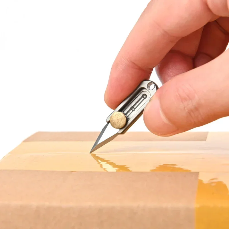 1 قطعة سكين صغير من التيتانيوم النقي ، قلادة سلسلة مفاتيح محمولة حادة من سبائك التيتانيوم ، فتحة حقيبة سريعة ، سكين لطيف