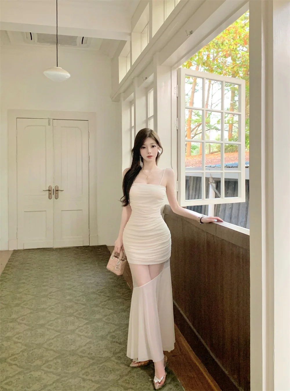 エレガントな女性のボディコンマーメイドドレス ベージュ チュール シアーパネルディテール スパゲッティストラップガウン 誕生日パーティー プロムドレス ローブ