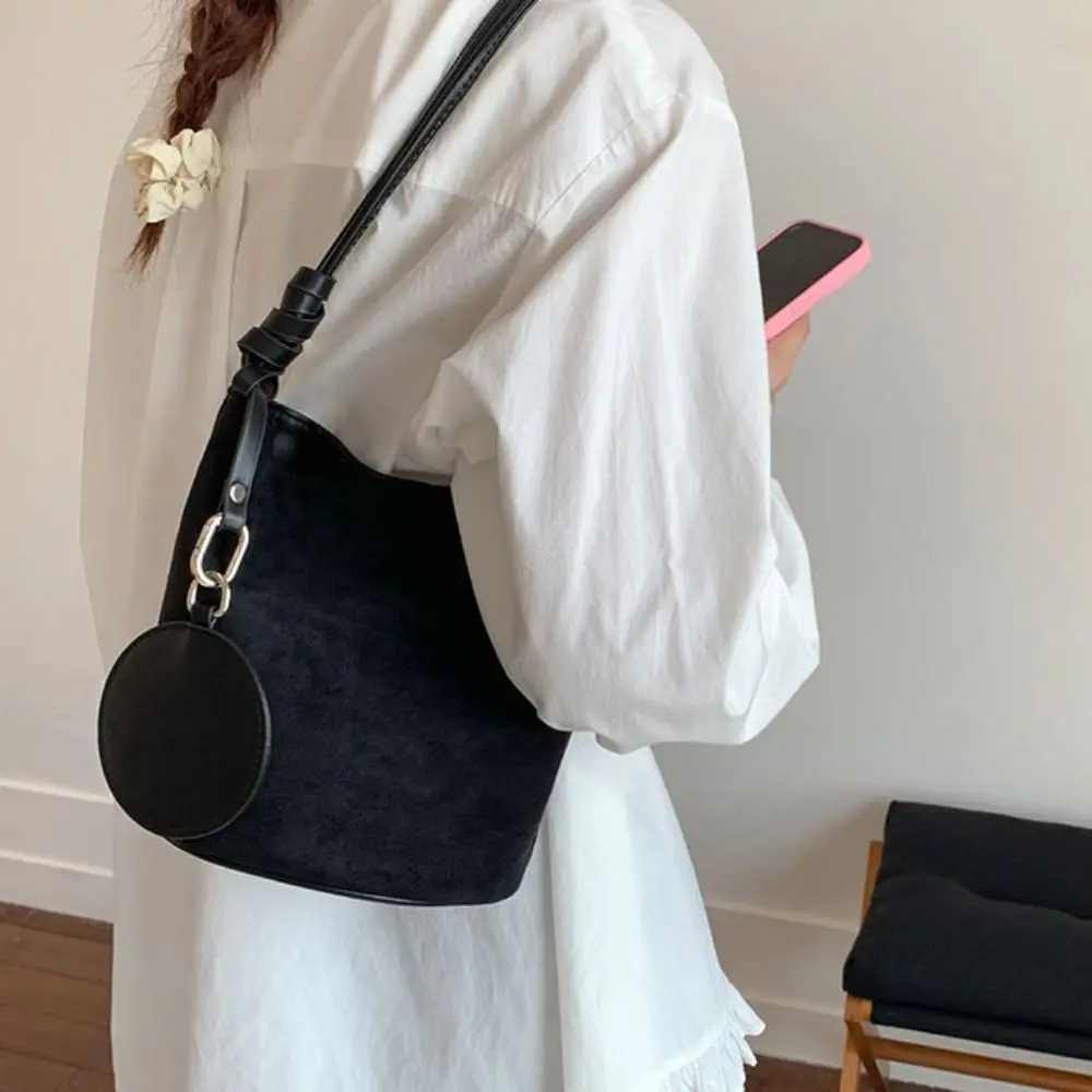 

with Round Pendant Faux Suede Bucket Bag Handbag Shoulder Bag Slouchy Hobo Bags Large Capacity Bucket Bag Solid Color Tote Bag