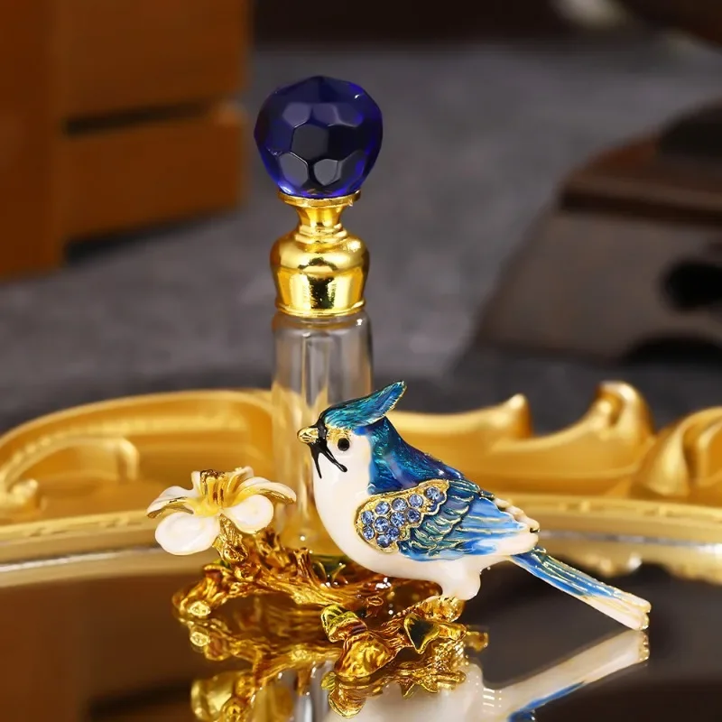 زجاجة عطر فاخرة راقية، زجاجة منفصلة من الزهور والطيور العطرية الرائعة على شكل قصر الطاووس والطيور