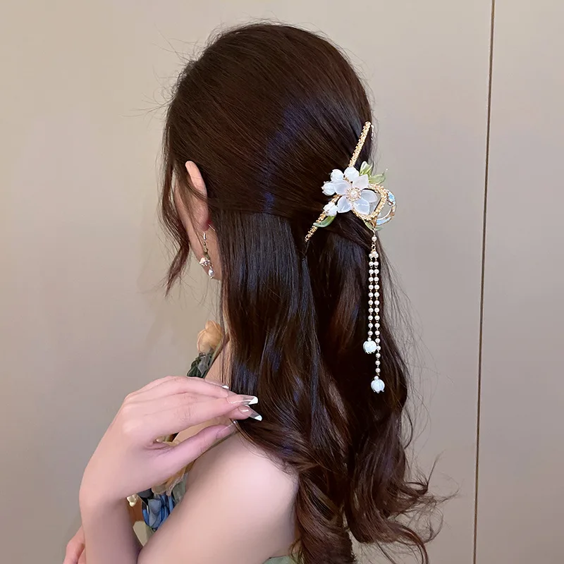 دبوس شعر خلفي بمشبك سمك القرش كبير الحجم مع نمط غابة شرابة الزنبق