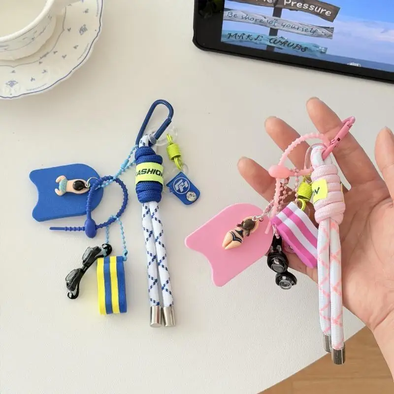 Niedlicher Surfboard-Anhänger-Schlüsselanhänger mit geflochtenem Seil und bezaubernden Charms zur Dekoration von Rucksäcken, als Strandgeschenk oder für den täglichen Gebrauch. – Detail 4