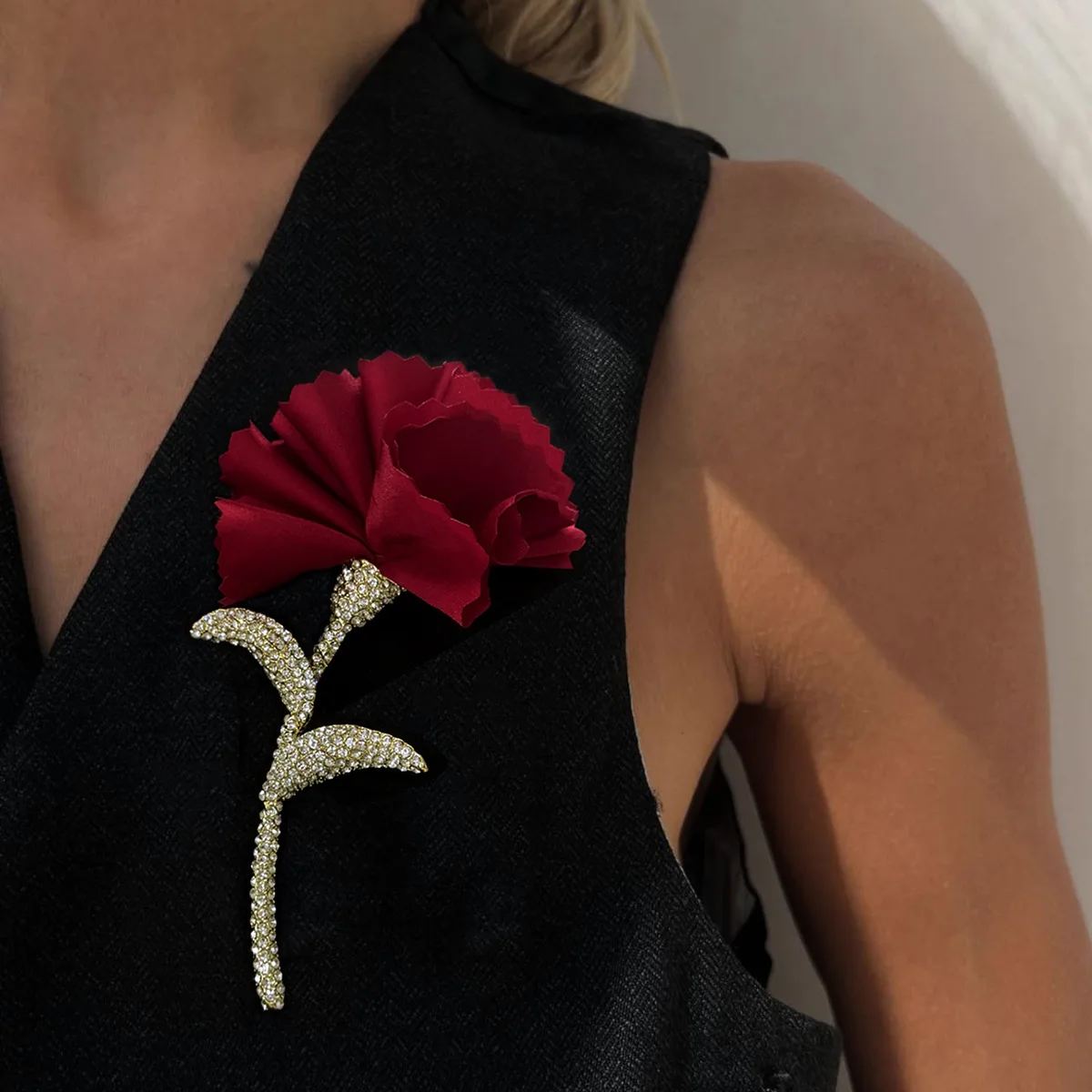 High-end luxurious fabric rosa rugosa flower brooch, fashionable elegant exquisite diamond-inlaid alloy corsage pin