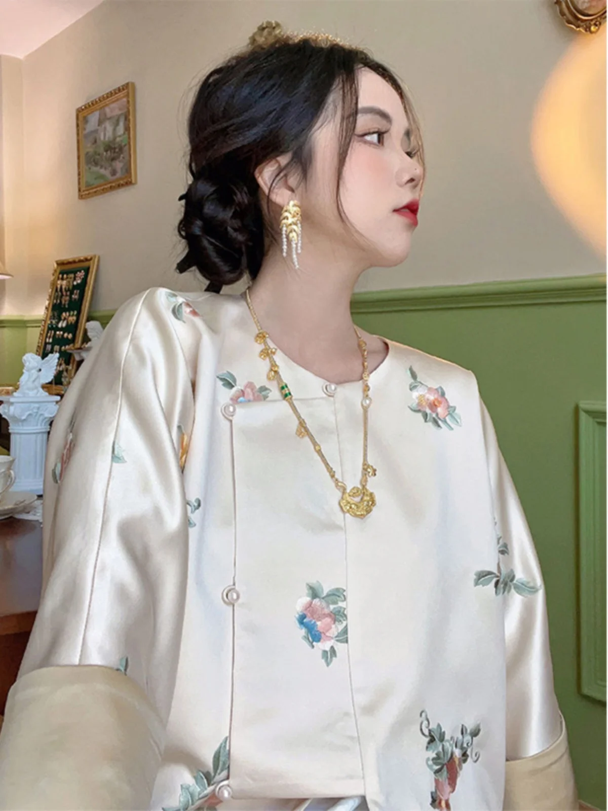 زي Jaet المطرز للنساء لربيع الخريف وخفيف الوزن وفاخر شخصي مُعاد تركيبه بأزرار لأعلى