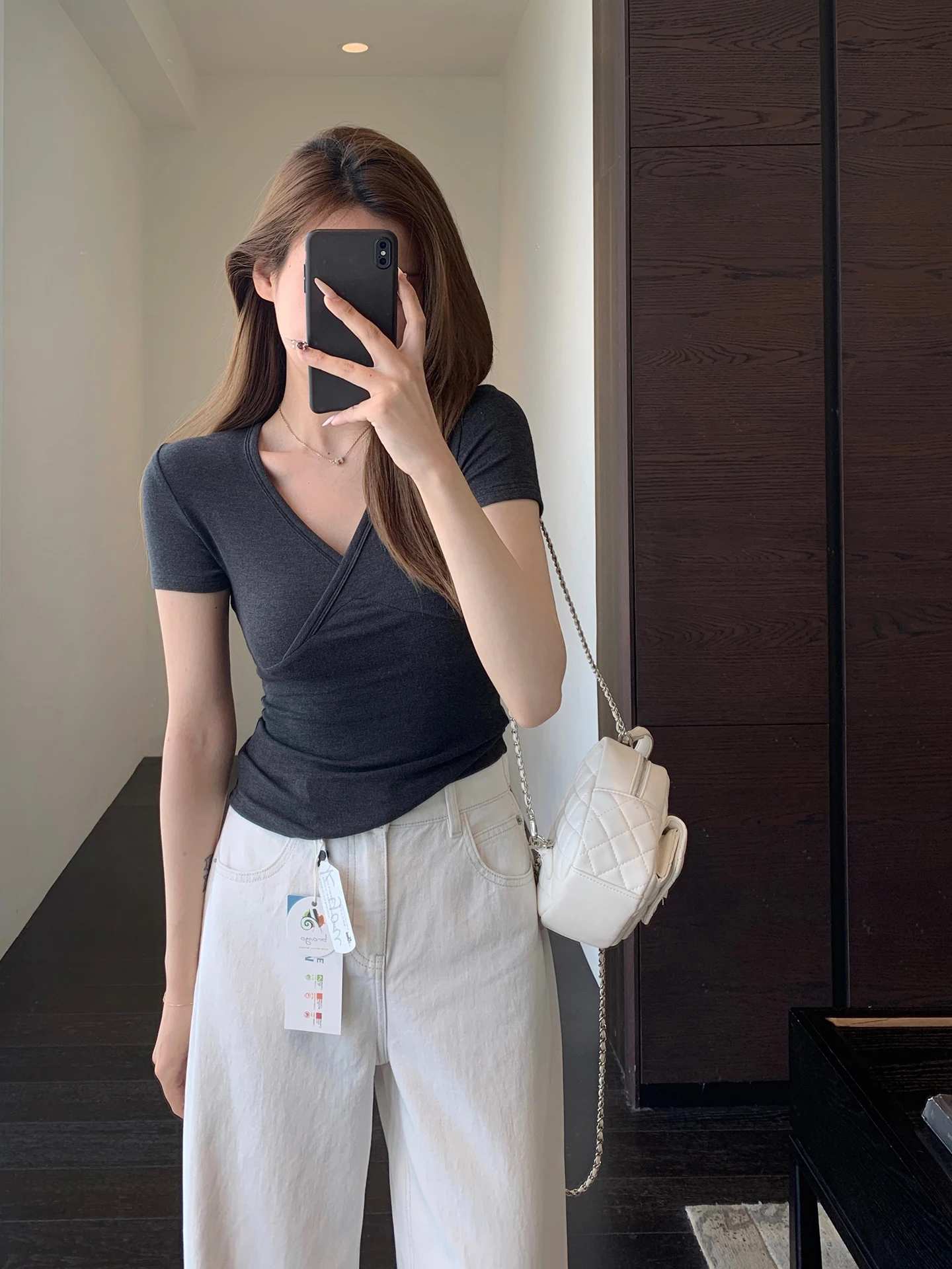 

Женская футболка Slim Fit с V-образным вырезом, модная повседневная модель, весна-лето, новинка, удобная, мягкая, однотонная.