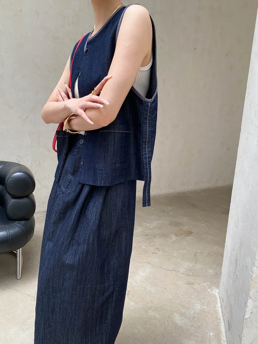Sommerliches Damen-Set aus einfarbiger, lässiger Retro-Jeansweste mit Rundhalsausschnitt und halb-elastischem, hochtailliertem Rock. – Detail 9