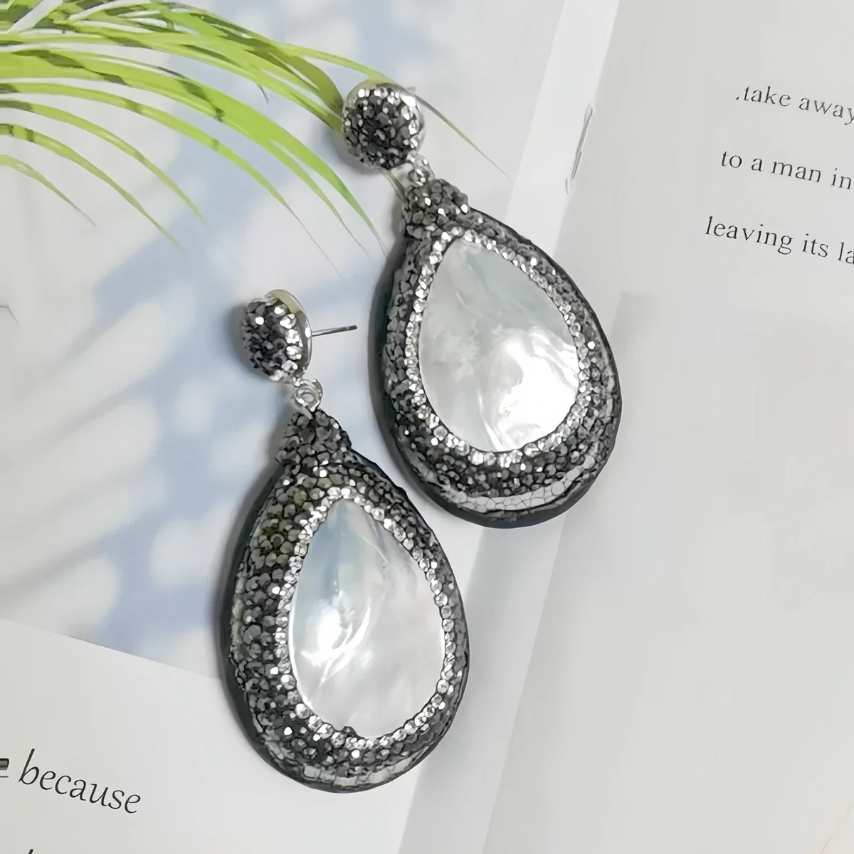 Natürliche Muschelperle, tropfenförmiger Ohrhänger mit eingelegtem schwarz-grauen Strass-Schlangenmuster-Backup