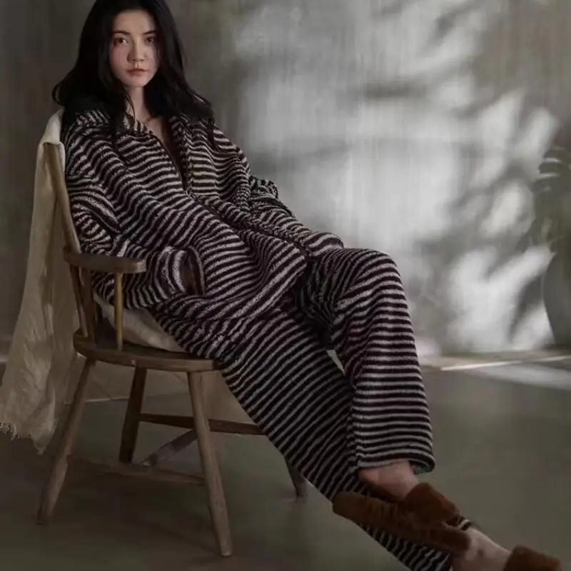 

Осень-зима коралловый флисовый пижамный костюм 2025 горячий стиль в полоску новая мода утепленная домашняя одежда удобный комплект домашней одежды