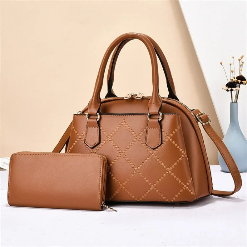 

Trendy Elegant Messenger Bag For Women With Crossbody Function And High Quality Leather Material