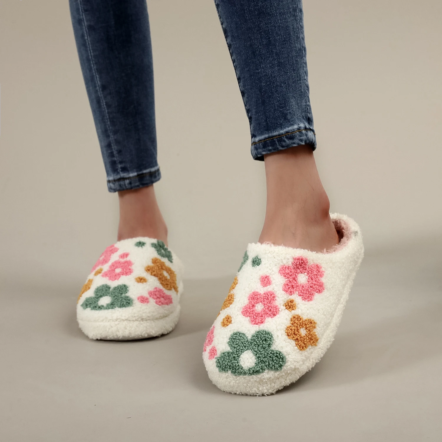 A Pair of White Colorfulful Wild Flower Embroider Patterns Plush Home Soft-Soled Comfortable Furry Slippers Cute Warm Non-Slip Indoor Slippers for Men and Women Can Wear Lightweight Silent Comfortable Shoes, the First Choice for Gifts