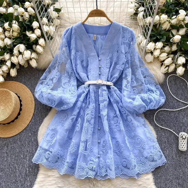 Minivestido francés con cuello en V y manga acampanada para mujer, vestido de verano con bordado de flores y cinturón de retazos, batas informales de fiesta acampanadas para playa