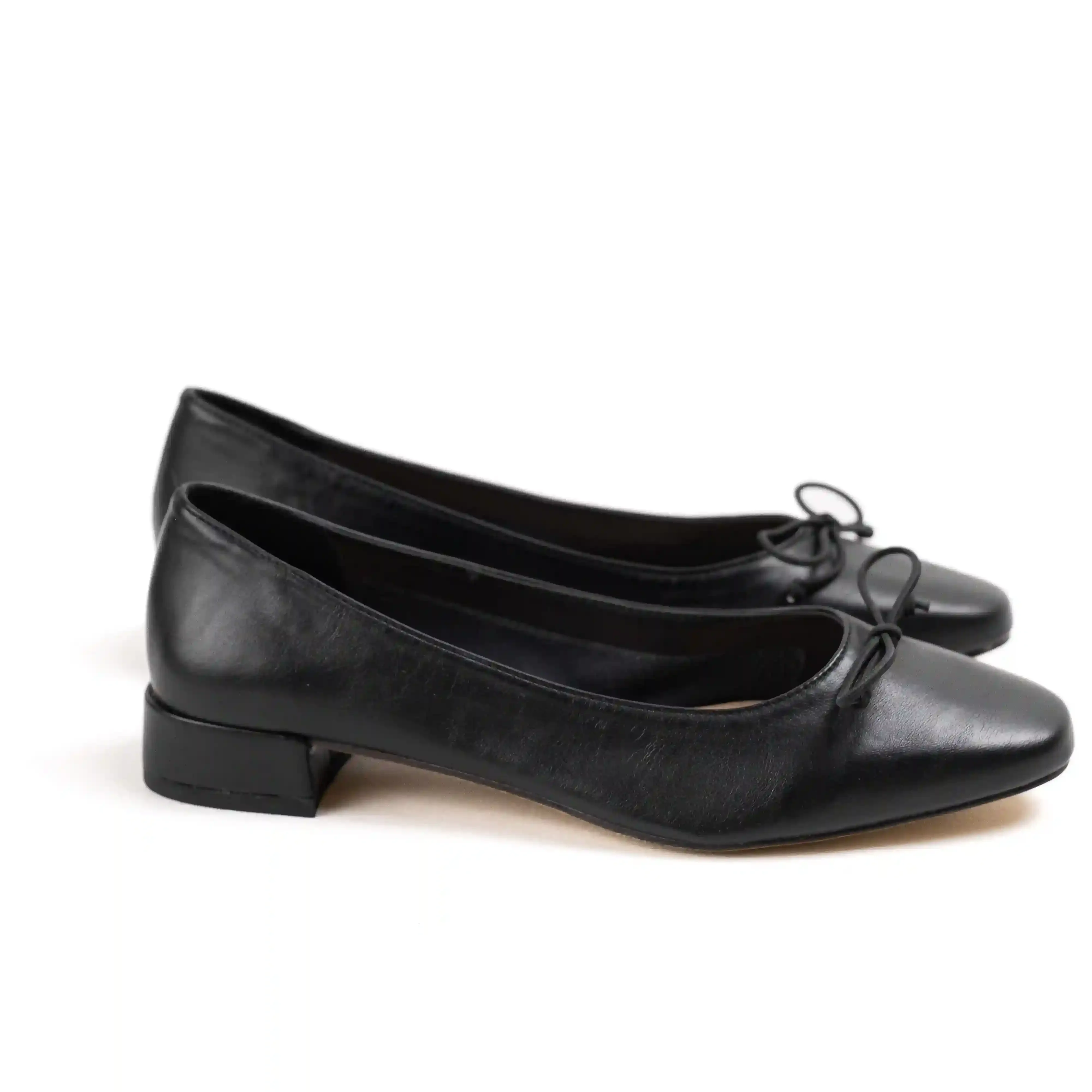 Low-heeled ballerina with leather-effect cut corina wunder spring