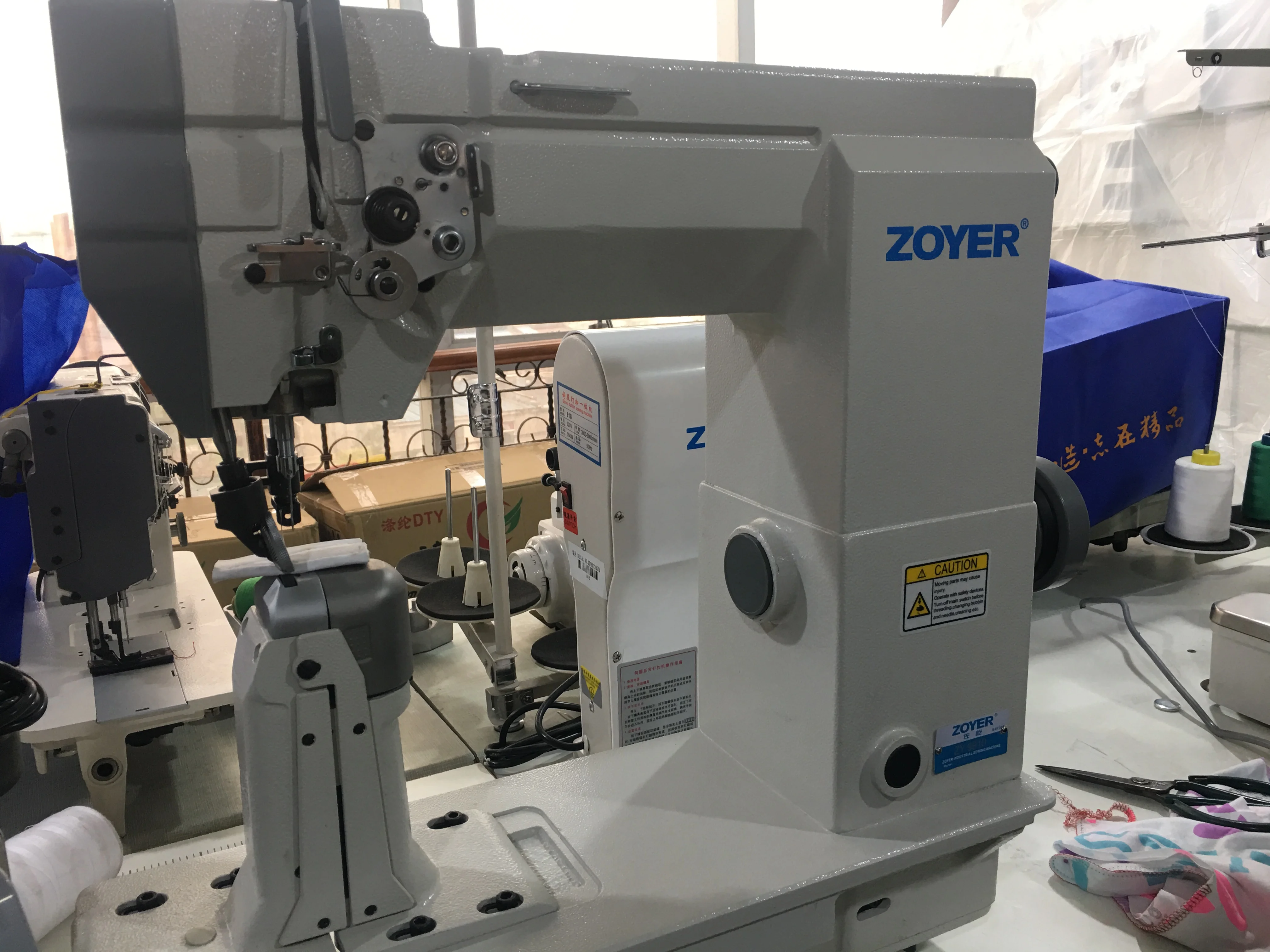 ZOYER ZY9910 シングルニードルポストベッドロックステッチ工業用靴縫いミシン 15mm最大縫い幅 縫製厚さ DP*17 #