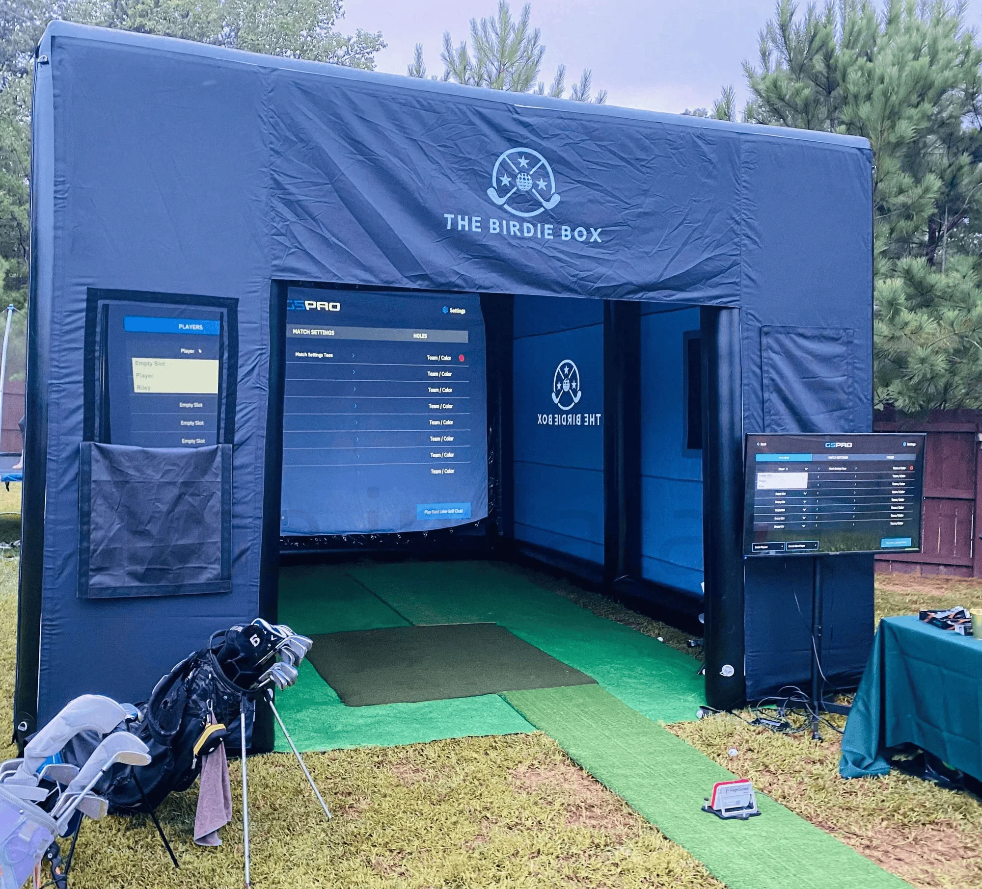 خيمة محاكاة الجولف المخصصة القابلة للنفخ في الهواء الطلق مع حاوية شاشة مع جهاز عرض