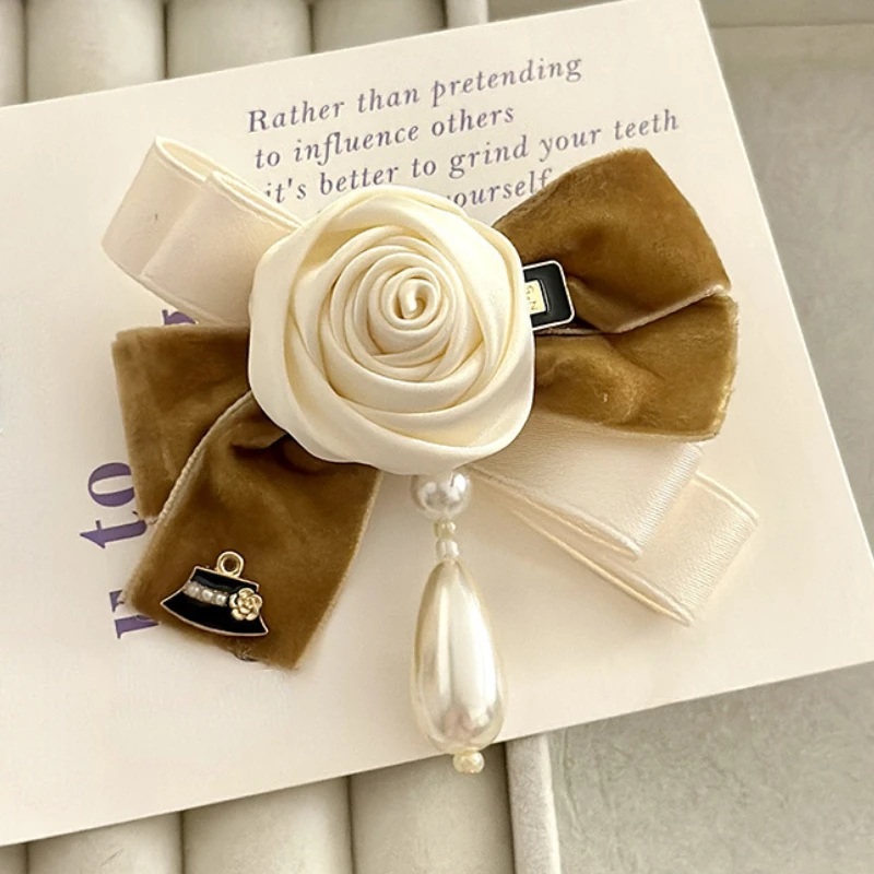 Koreanische Fliege-Brosche aus Kamelienstoff, Kristallperlen-Quastennadel, Hemdkragen-Accessoire, elegantes Modeschmuck-Geschenk für Frauen – Detail 5