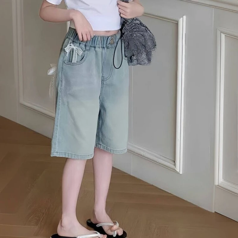 

Новинка 2025, летние детские джинсовые шорты среднего размера с кружевным бантом и лентой, с эластичной резинкой на талии, светлые джинсовые шорты