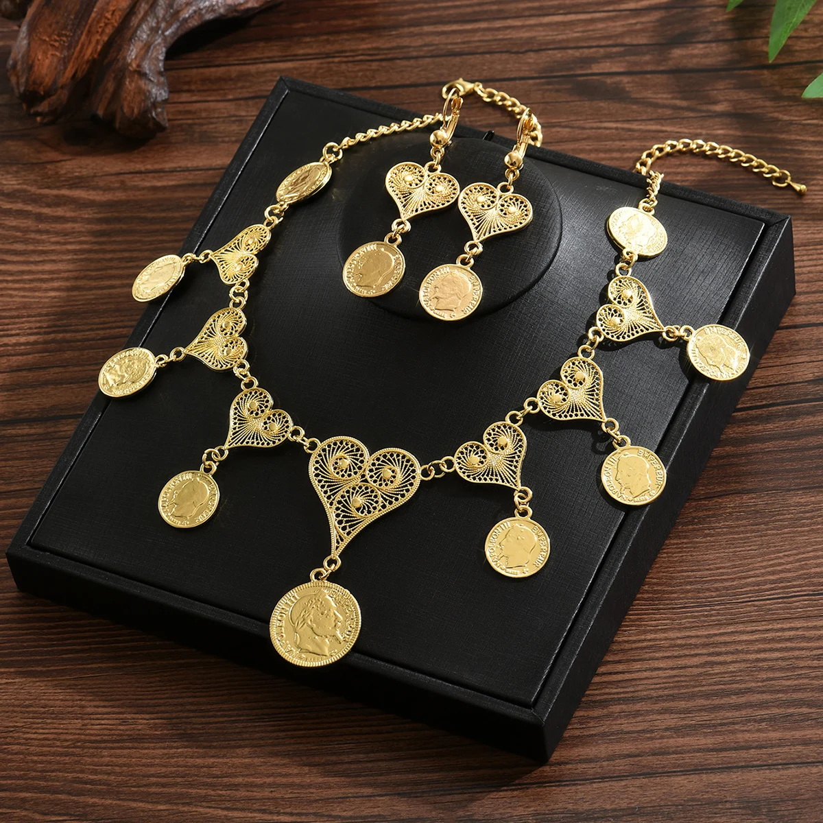 

Metal Heart-Shaped Pendant Necklace With Human Portrait And Coin Pattern Earrings Simple Design Bridal Wedding Set Two-Piece