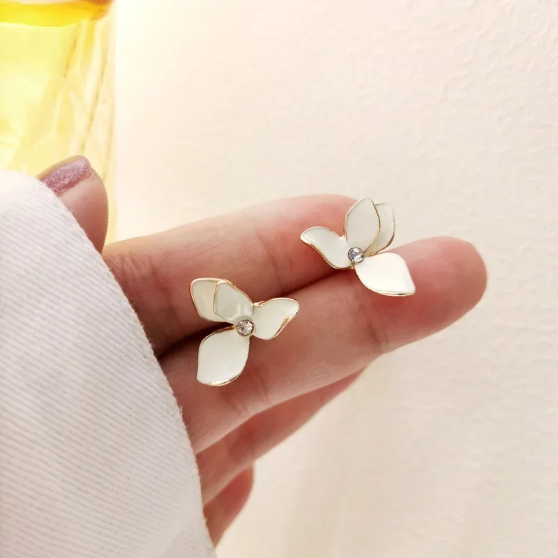 Japanese Style Cute Enamel Small Rhinestone White Petal Jasmine Flower Clip Earrings No Piercing for Women Wedding Party