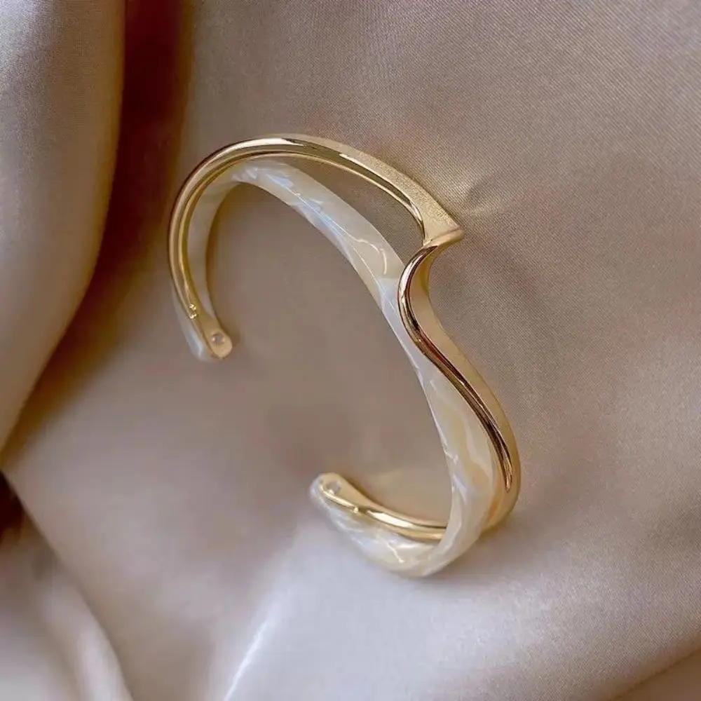 Modern Abstract White Shellfish Geometric C-Shaped Metal Bangle Open Ring Women's Fashion Bracelet Bend Jewelry Gift