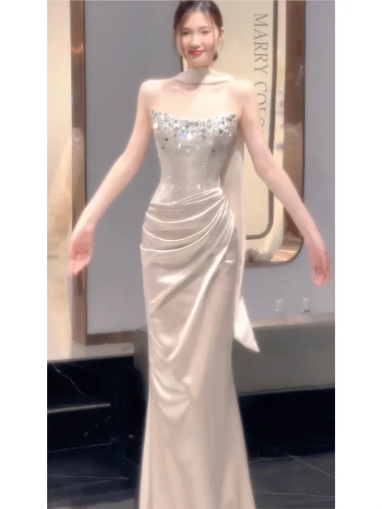 

A light luxury dress for party host with banque-like strapless and elegant fishtail style