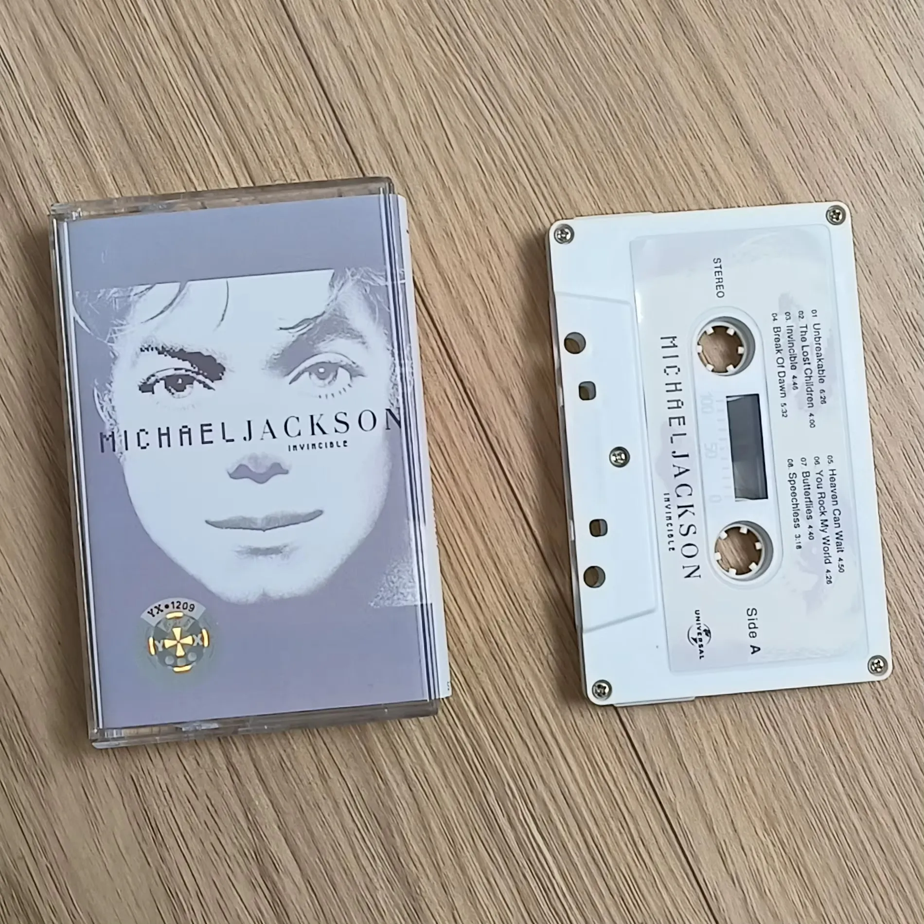 MJ – O Cassete do Álbum “Invincible”: Uma Viagem Sonora ao Rei do Pop que Revive Minha Infância