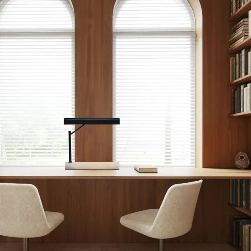 مصباح مكتبي للقراءة مزخرف معدني أسود محمول من الشمال