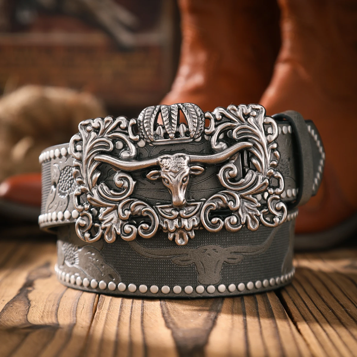 Ein lässiger und Retro-Gürtel, ein Taillenaccessoire für Kleidung im Western-Stil, mit Metallschnalle, aus PU-Material, geeignet für Damen und Herren. – Detail 4