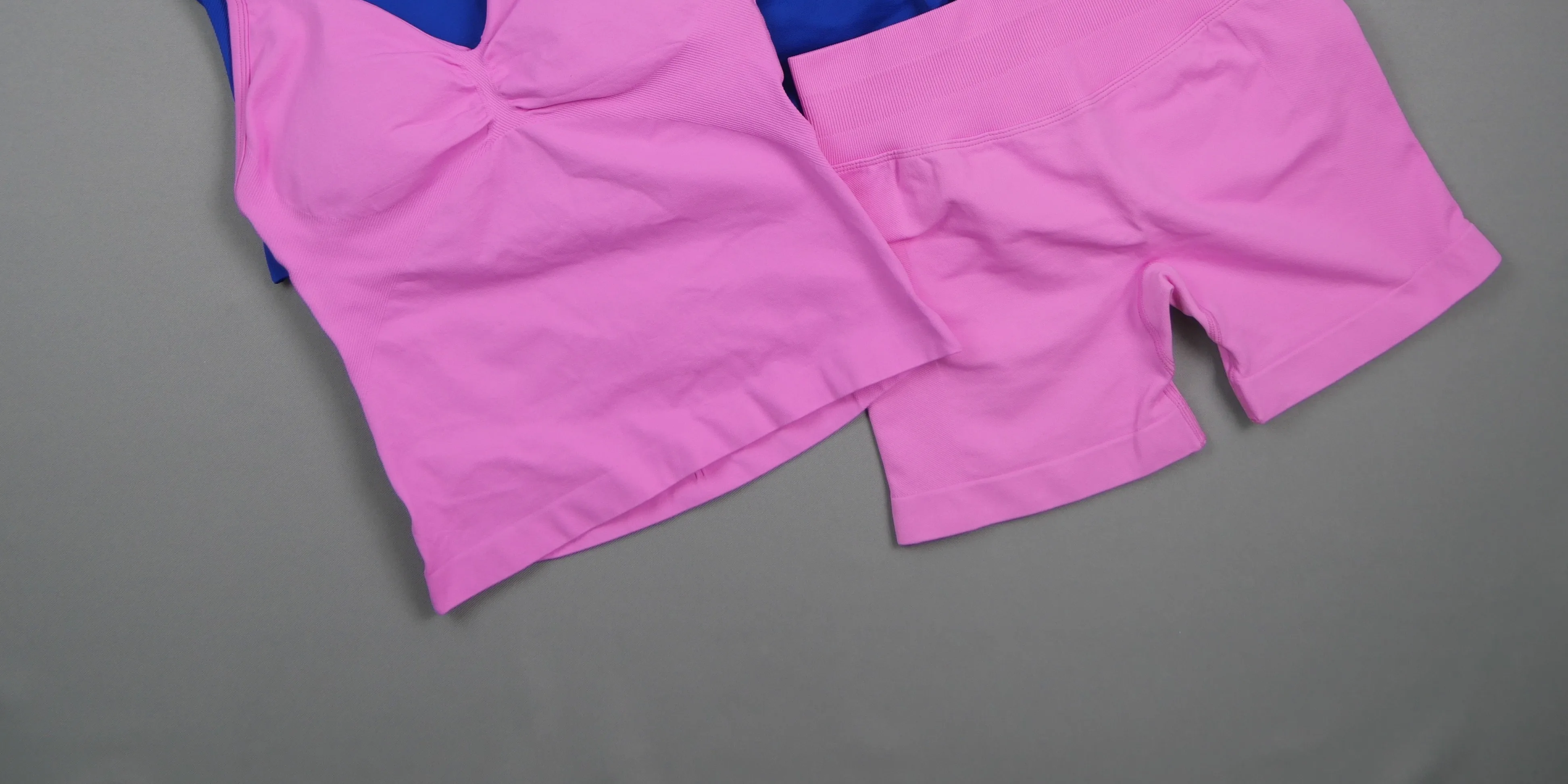 Nahtloses 2-Teiliges Sportset für Damen: Halter-Top mit Langem Schnitt, Hochgeschnittene Scrunch-Butt-Shorts, Schnelltrocknend, für Fitness und Workout – Detail 7