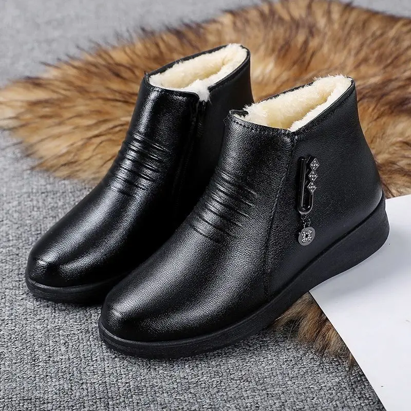 Leather Boots 2024 New Winter Middle-aged Flat Bottom Shoes for Women Warm Cotton Shoes Soft Bottom Non-slip Wool Women Boots