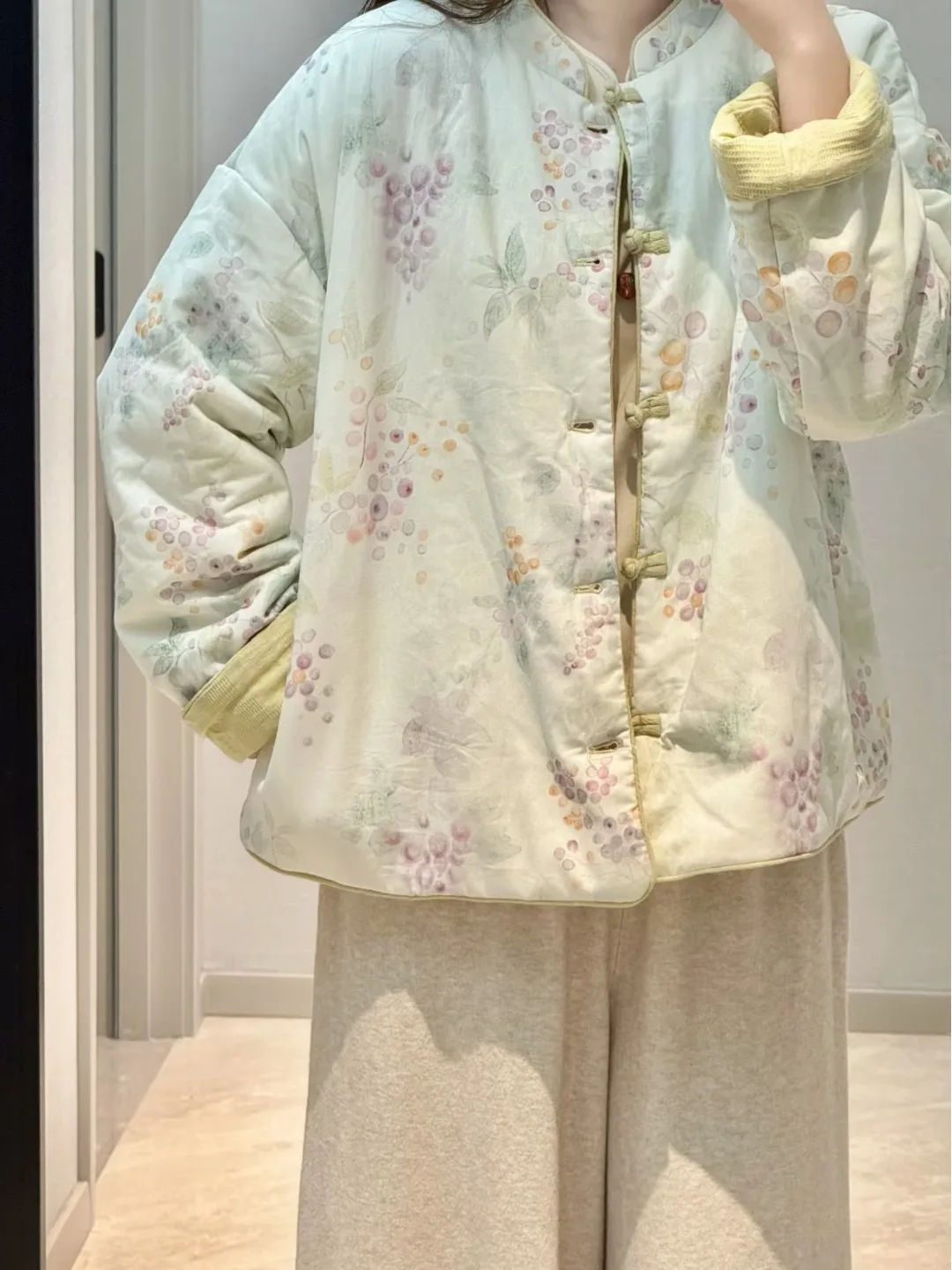 

Новая китайская хлопково-льняная куртка с принтом, женская зимняя свободная теплая хлопковая одежда с воротником-стойкой на пуговицах, длинная све