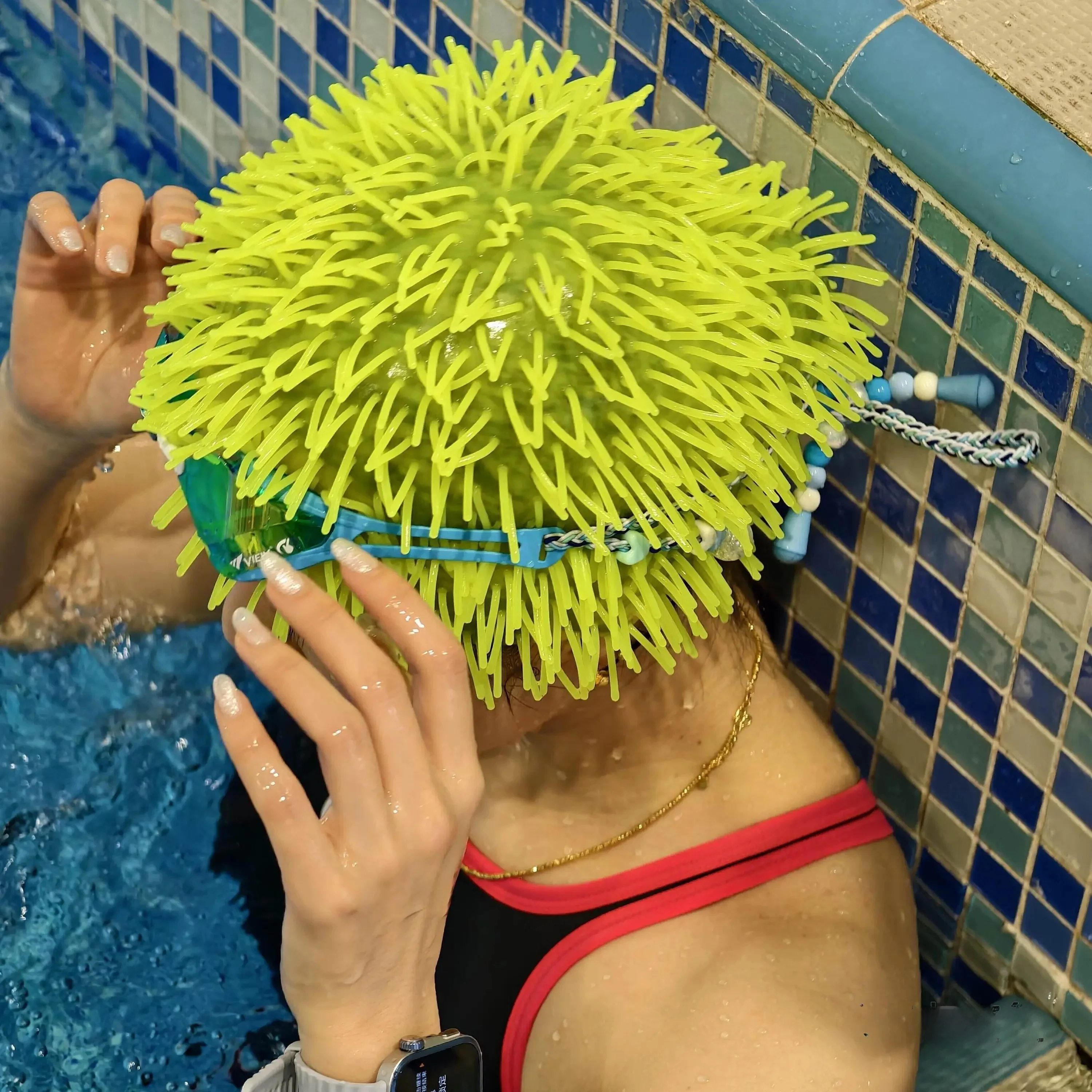 touca-de-natacao-de-silicone-com-design-de-ourico-do-mar-de-cabelo-longo-divertida-e-chamativa-tamanho-grande-nao-aperta-a