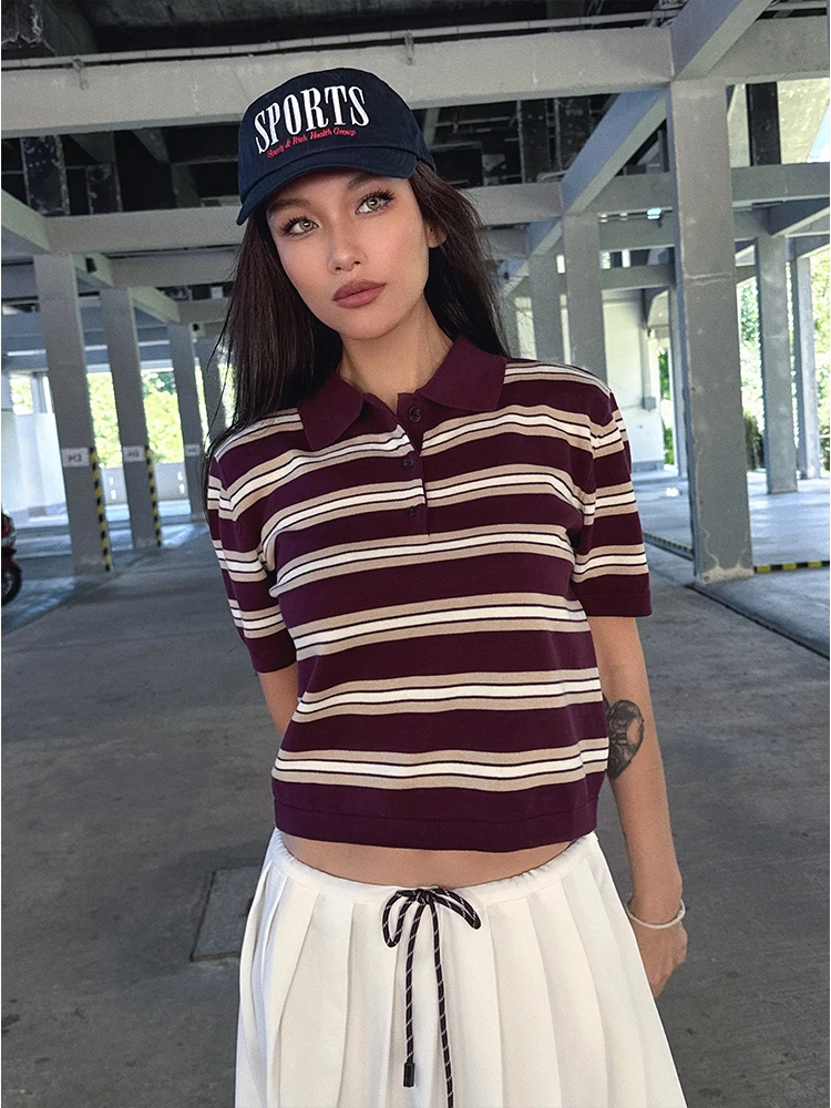 

Приталенная трикотажная рубашка с коротким рукавом, отложным воротником и пуговицами, в сине-красную полоску, в университетском стиле.