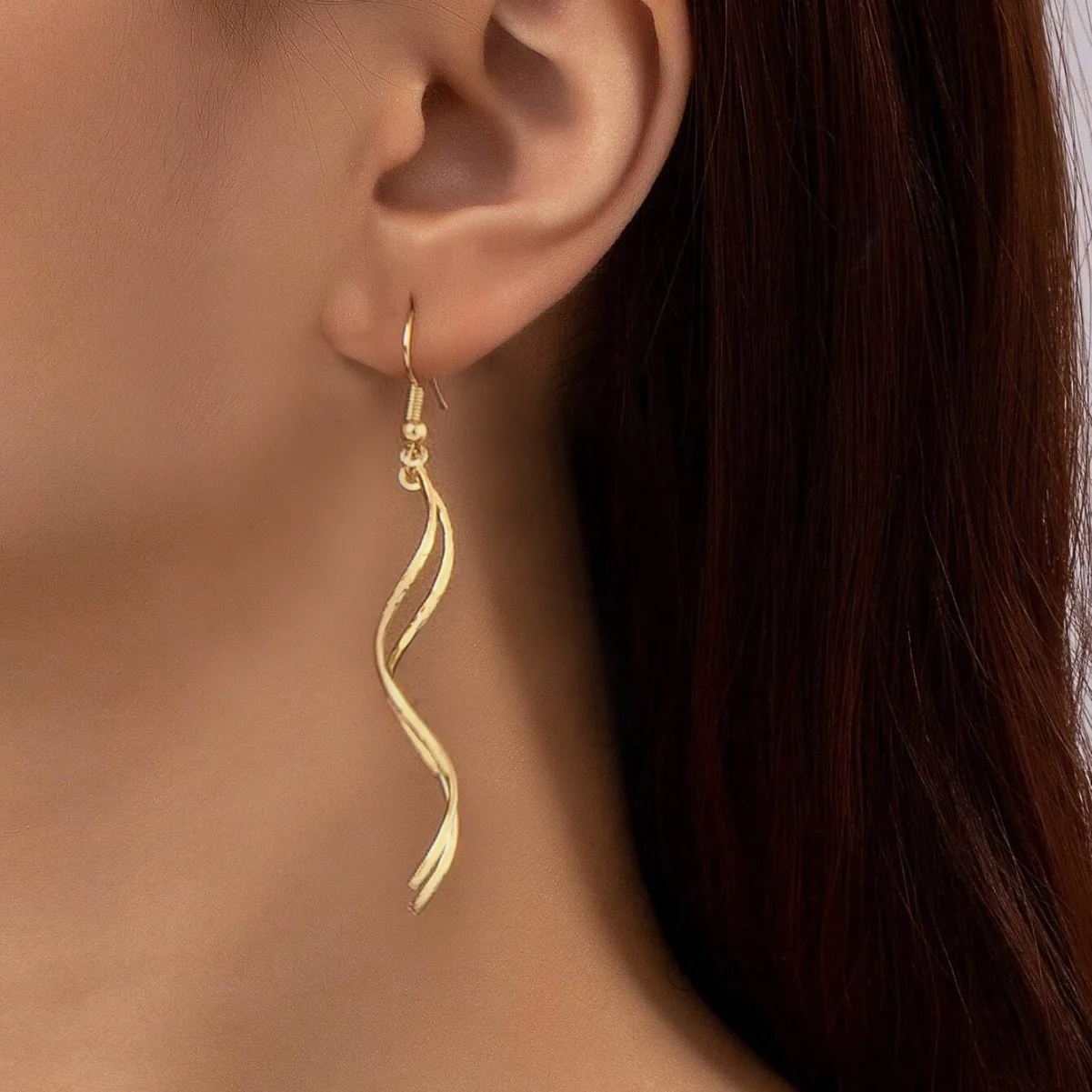 

Simple double-layer curved earrings, golden twisted drop earrings, stylish tassel jewelry for vacation.