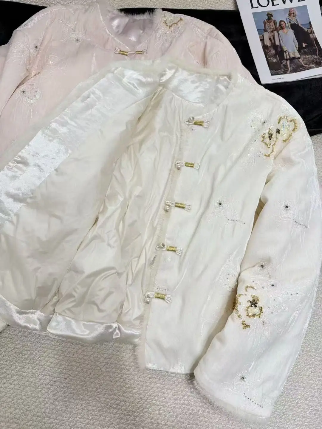 ملابس نسائية جديدة على الطراز الصيني لشتاء 2025 سترة عصرية ودافئة مع تطريز مطرز بالخرز الوردي والأبيض