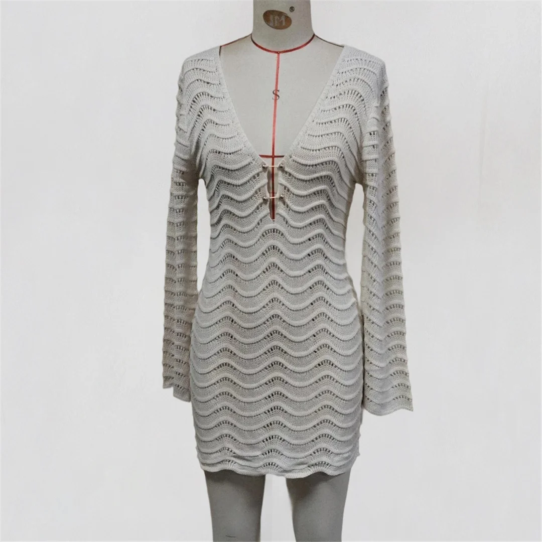 Langärmliges, ausgeschnittenes, V-Ausschnitt, gehäkeltes, gestricktes Tunika-Strandkleid, Strandmode, Damen-Strandkleid, Strand-Cover-up, Damen V7583 – Detail 13