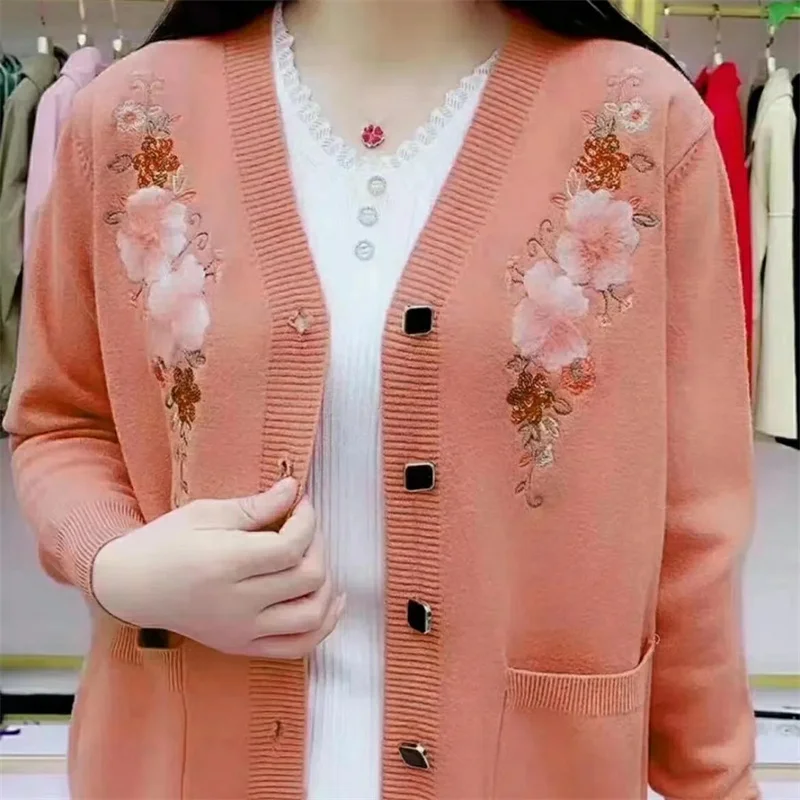 

Одежда для среднего и пожилого возраста, вязаный свитер, кардиган, стильное пальто для мам на весну и осень, увеличенное свободное пальто с v-образным вырезом и вышивкой C35