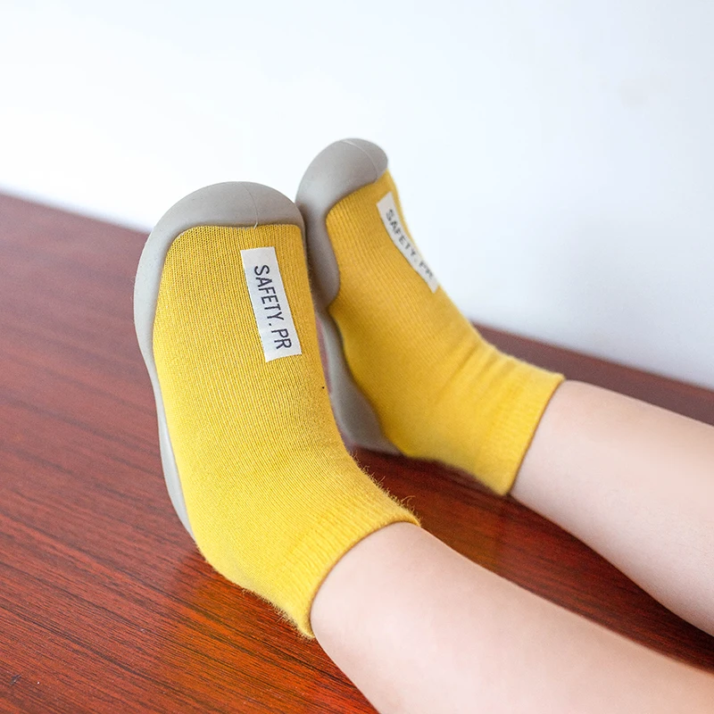 Новинка, осенне-весенняя обувь для детей, для мальчиков и девочек, противоскользящая обувь для пола, резиновая подошва, мягкая хлопковая первая обувь