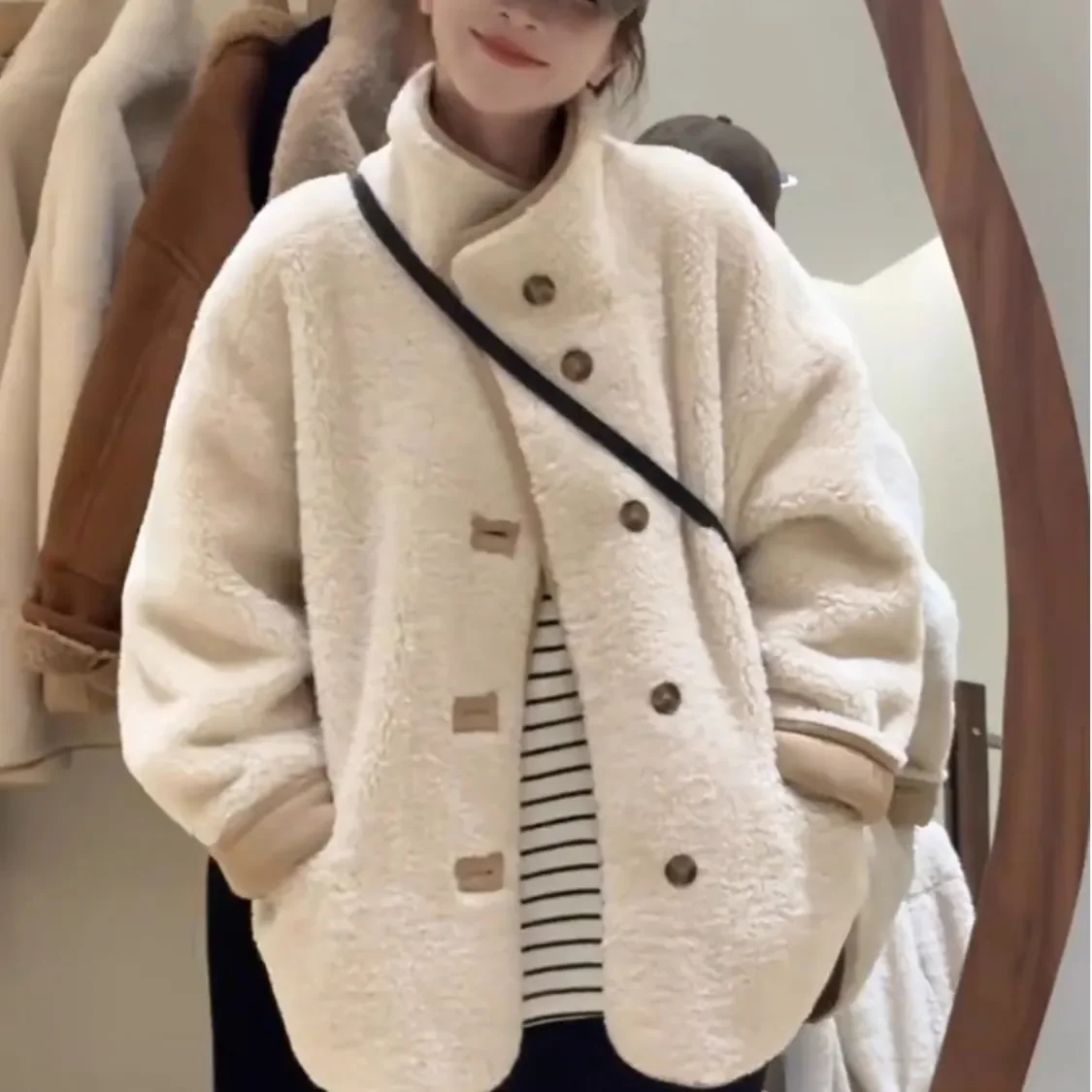 Lam Kraag Verdikte Bont Een Stuk Jas Uitloper Vrouwen 2025 Nieuwe Winter Warme Parka Mode Losse Lange mouwen Jas Tops