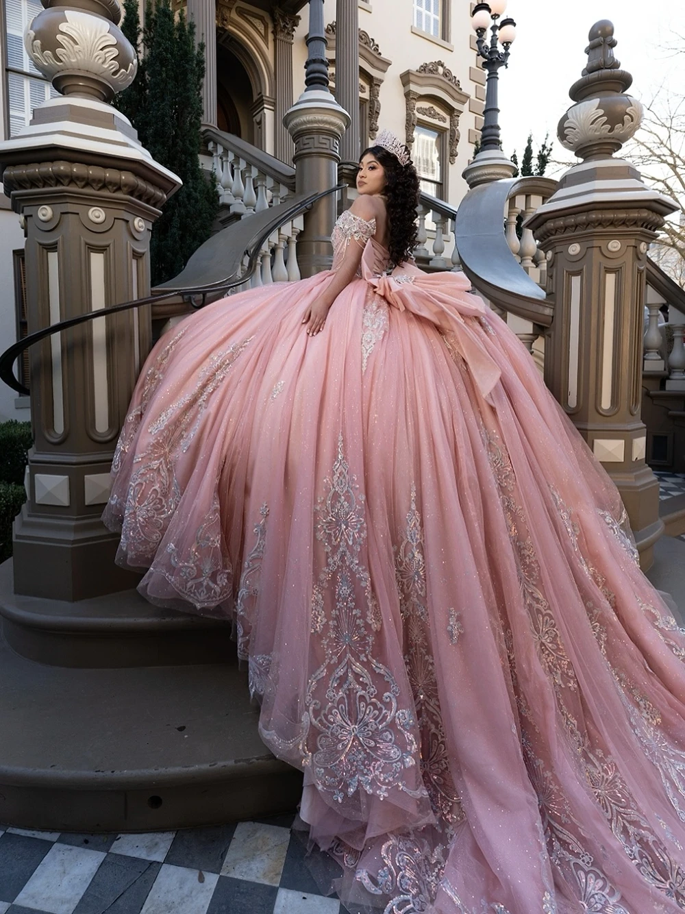 فستان Quinceanera وردي برباط من الخلف مزين بفيونكة لامعة فستان حفلة مخصص حلو 15 16 ملابس نسائية فاخرة لحفلات أعياد الميلاد