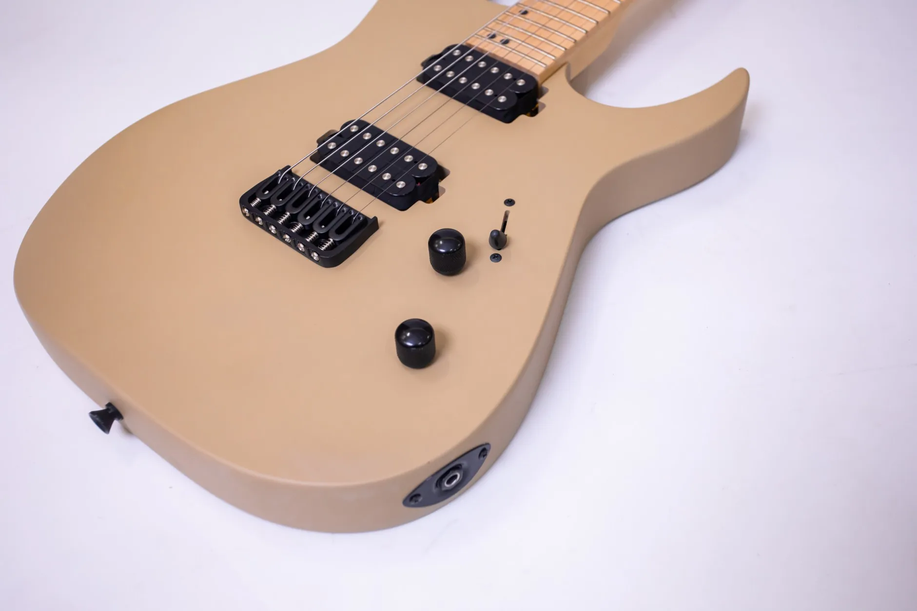 High-end custom, factory outlet, 6-string Okoume electric guitar, clean and creamy brown!Goods in stock！