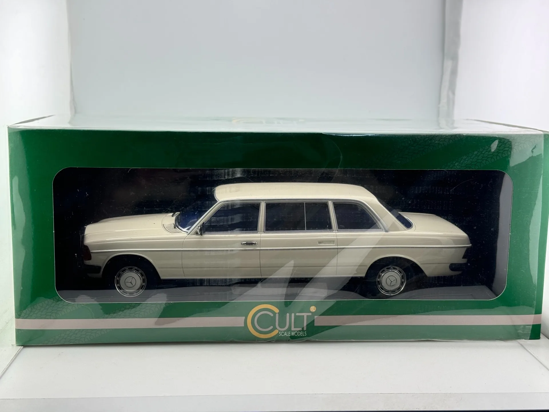 

Flaws CULT 1/18 Scale BENZ Extended White Resin Car Model Collectible Toy Gift Souvenir Display Ornament