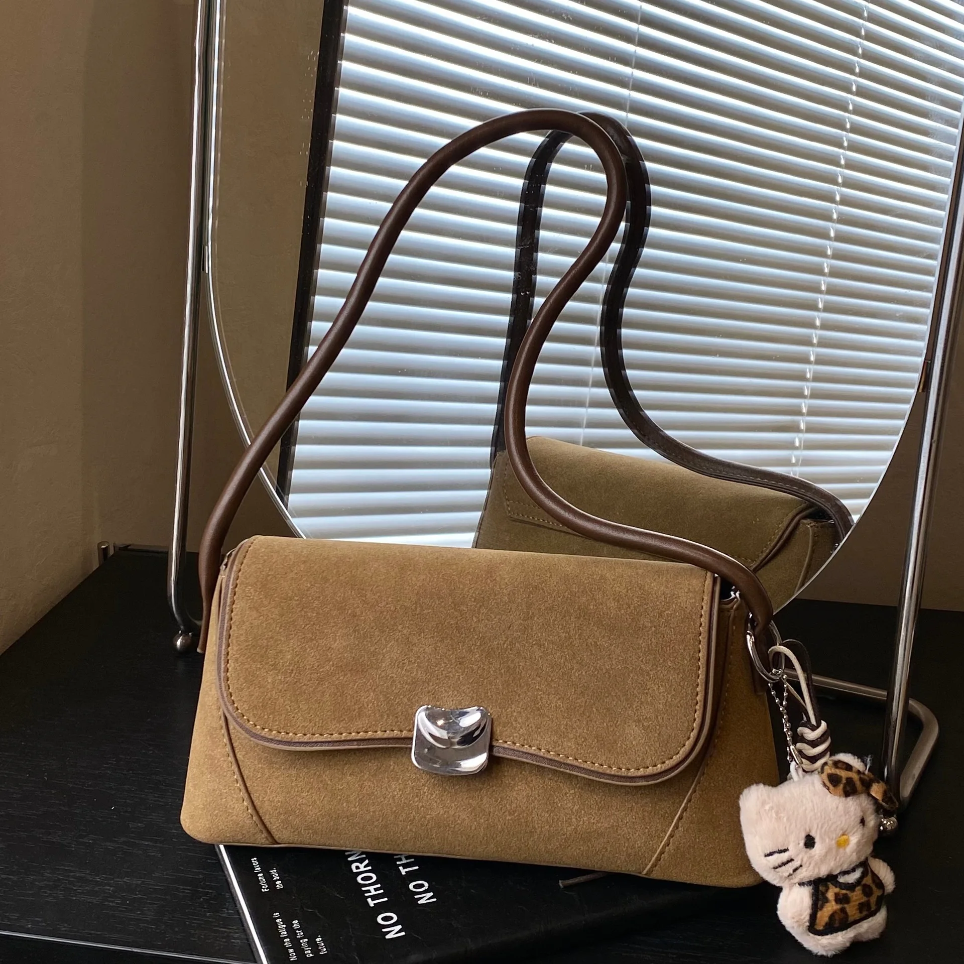 

New French Style Small Shoulder Bag Women Fashion Simple Crossbody Handle Bag Ins Trendy Comfortable and versatile Evening Bags