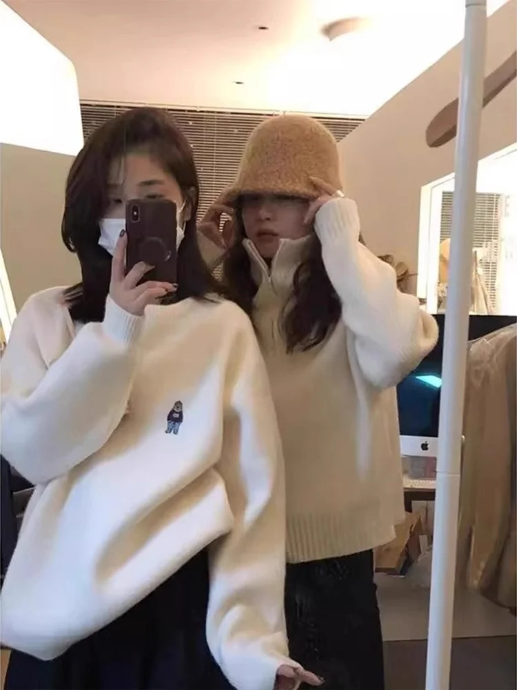 سترة نسائية ناعمة بياقة مستديرة، بلوزة محبوكة مع تطريز دب، تصميم كوري فضفاض بأكمام طويلة مريح للخريف والشتاء