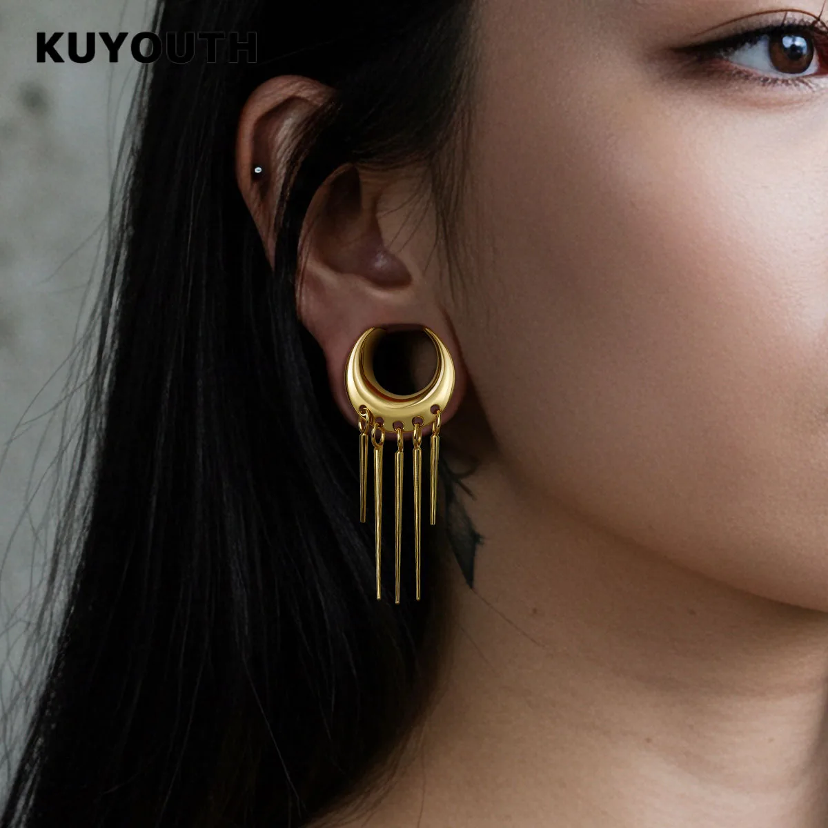 KUYOUTH Saddle Ear Gauge Tunnel Plugs Unisex Crescent Moon Tassel Ear Stretcher Expander Body Piercing Jewelry 1 Pair