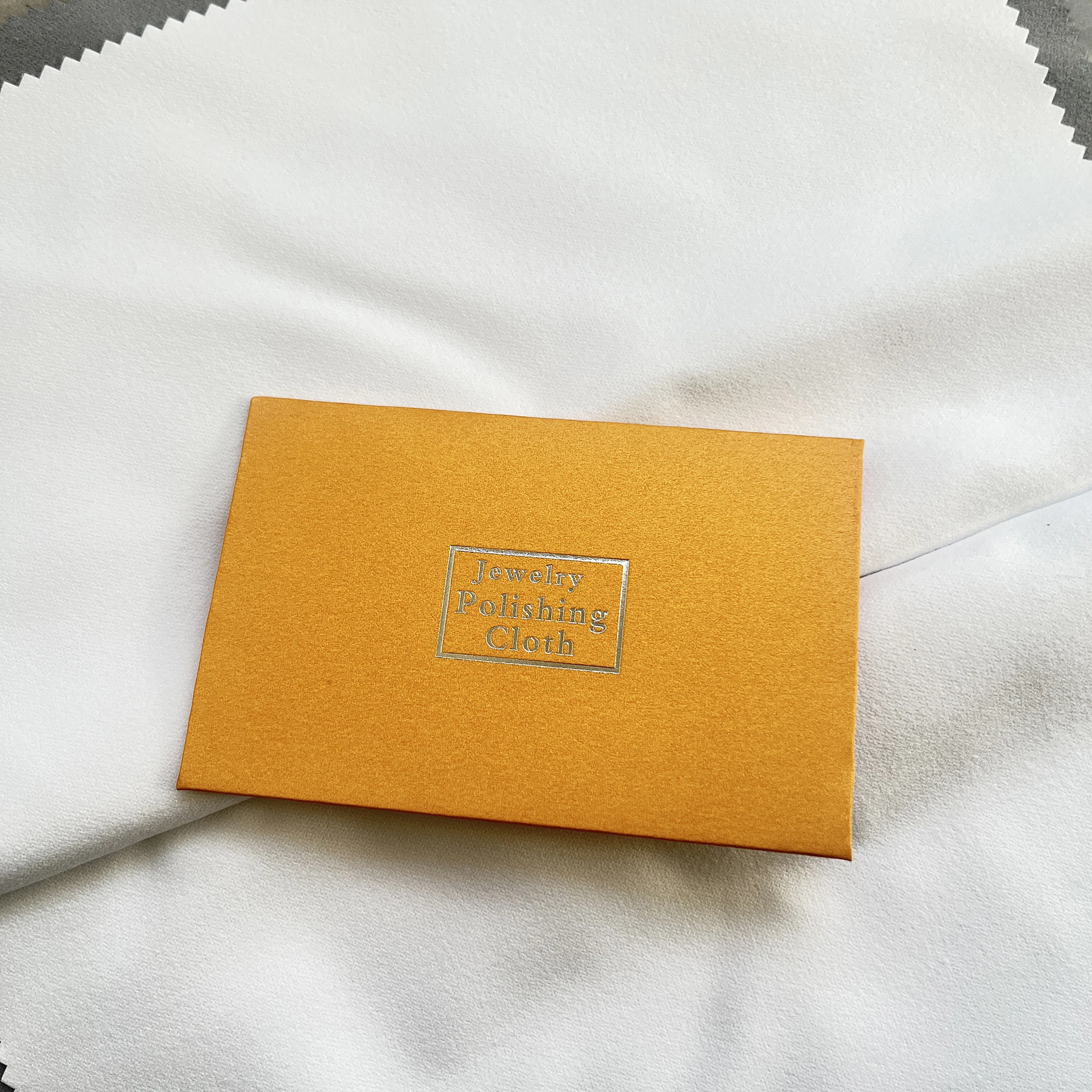 

Pearl Paper Shell Is Wiped With Silver Cloth, Deer Skin Velvet Material Is Wiped And Gold And Silver Jewelry Is Oxidized