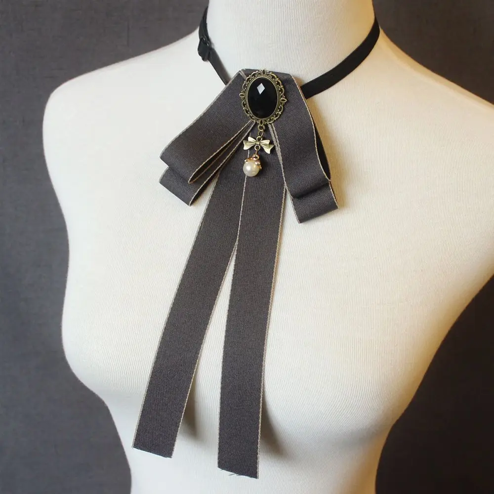 Przepiękna biżuteria dla dziewcząt: perłowa broszka, diamentowa broszka, przypinka do kołnierzyka, mucha, krawat.