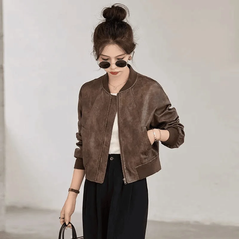 แจ็คเก็ตหนังเทียมสไตล์อเมริกันย้อนยุคสำหรับผู้หญิง แฟชั่นฤดูใบไม้ผลิและฤดูใบไม้ร่วง แจ็คเก็ตบอมเบอร์แบบครอปมีซิป แจ็คเก็ตหนัง PU สไตล์นักขี่มอเตอร์ไซค์สำหรับผู้หญิง